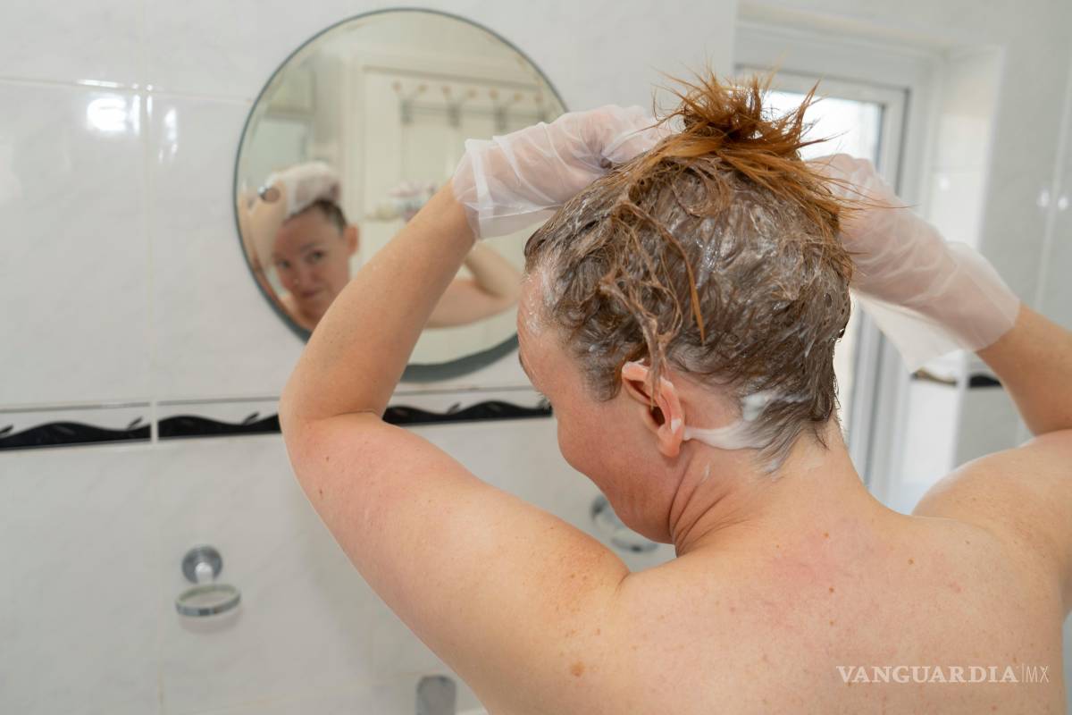 El método natural que arrasa en búsquedas: el tinte casero que cubre canas y revive el brillo sin químicos