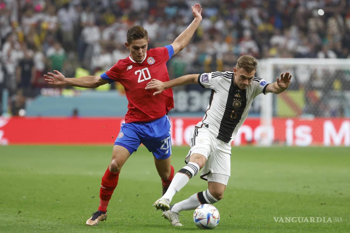 $!Brandon Aguilera (i) de Costa Rica disputa un balón con Joshua Kimmich de Alemania.