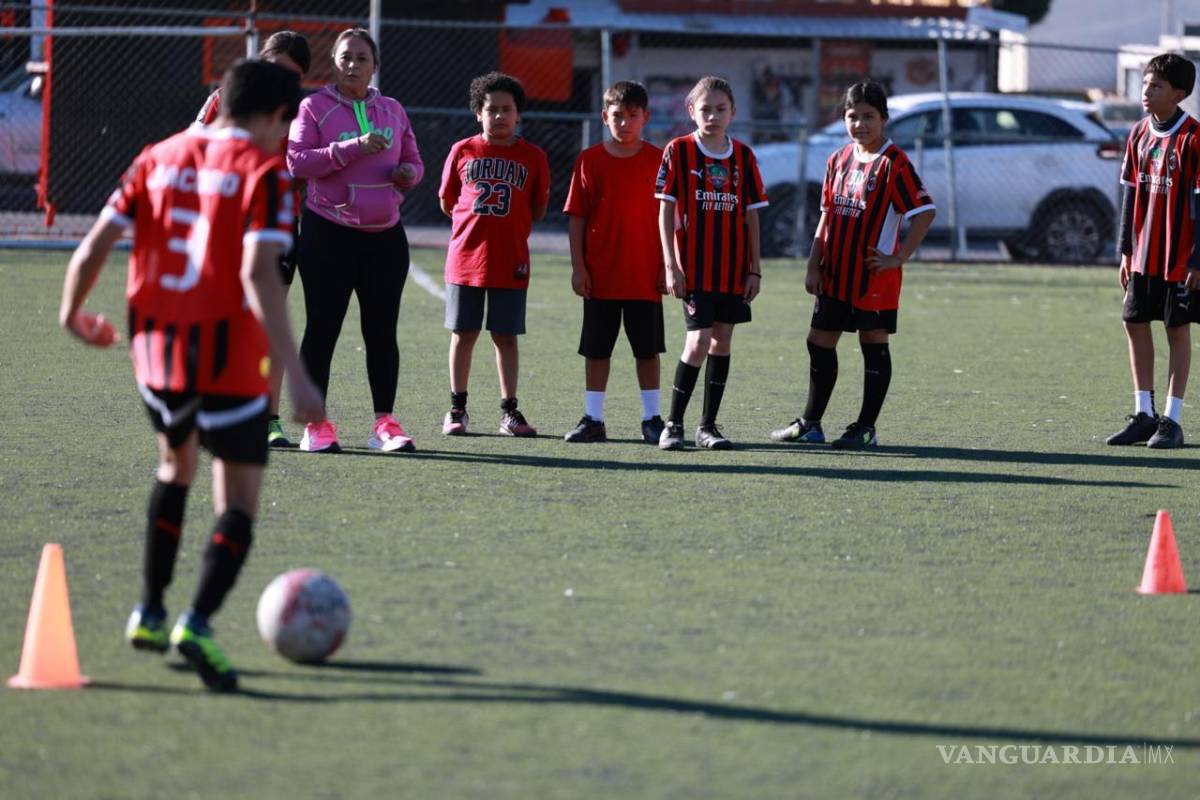 $!En la colonia Ojo de Agua se imparten clases de fútbol a cargo del promotor Ricardo Duéñez.