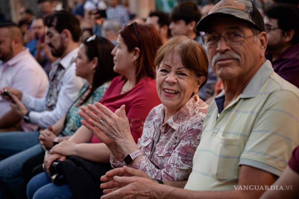 $!Decenas de personas acudieron al Paseo Capital, en el Distrito Centro de Saltillo, para disfrutar del Concierto de Primavera organizado por la Secretaría de Cultura del Estado y el Instituto Municipal de Cultura.