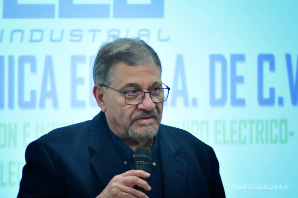 $!Emilio Cervera Gutiérrez resaltó ante estudiantes la importancia de adquirir experiencia práctica para enfrentar los desafíos de la industria automotriz.