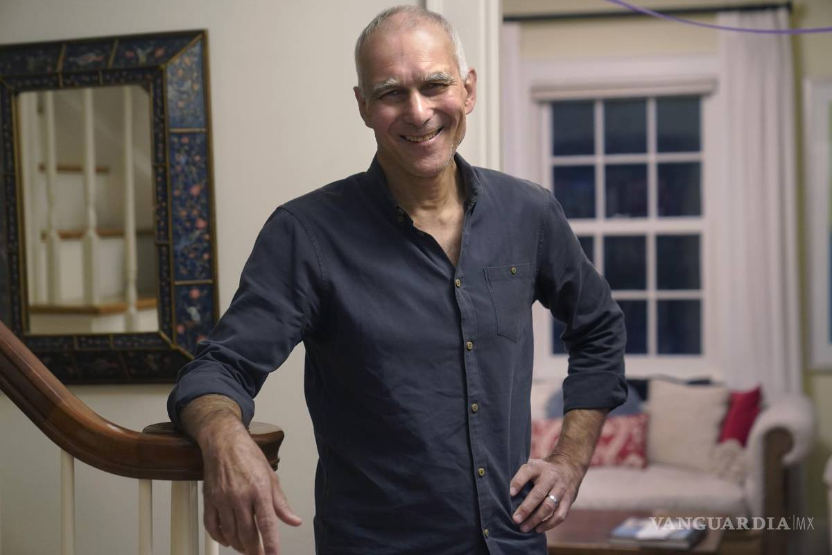 $!El científico del Instituto Tecnológico de Massachusetts, Moungi Bawendi, ganador del Premio Nobel de Química 2023, en su casa, en Cambridge, Massachusetts.