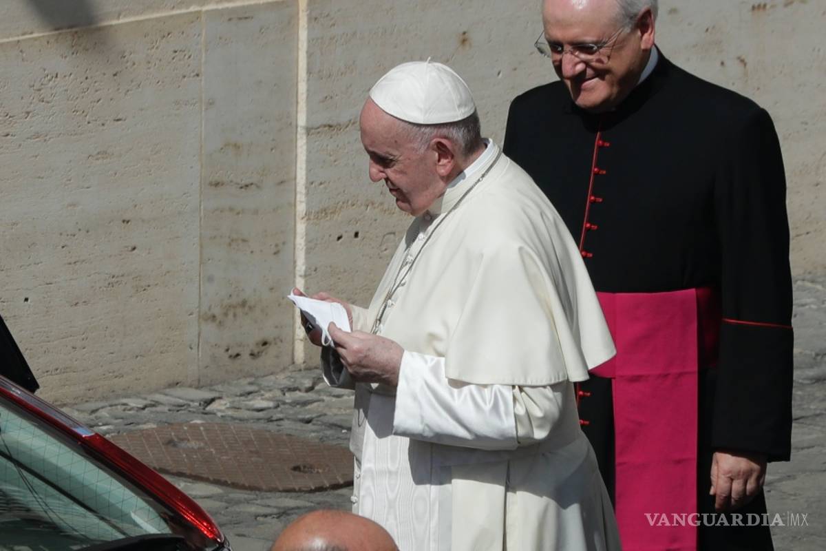 Por primera vez fotógrafos logran captar una imagen del papa Francisco usando cubrebocas