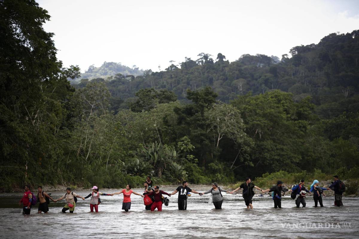 $!Migrantes cruzanndo el río Turquesa, el 14 de septiembre de 2023 en Darién, Panamá.