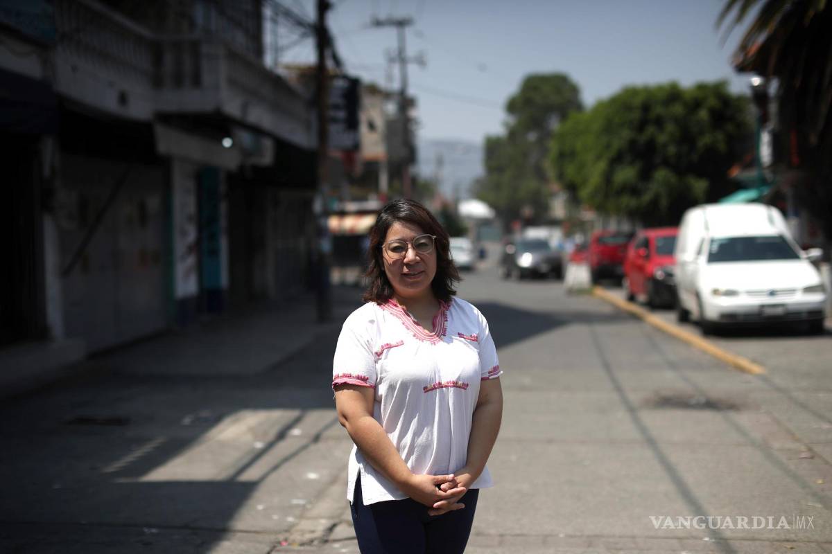 $!MEX7642. CIUDAD DE MÉXICO (MÉXICO),14/06/2023.- Angélica Juárez, posa al termino de un entrevista con EFE el 13 de junio de 2023, en Ciudad de México (México). La mexicana Angélica Juárez, víctima de violencia obstétrica y anticoncepción forzada, espera desde hace tres años la reparación del daño y una disculpa pública por parte de un hospital de Ciudad de México, con lo que busca un precedente para las mujeres en el país y que estos casos dejen de ocurrir. EFE/Sáshenka Gutiérrez