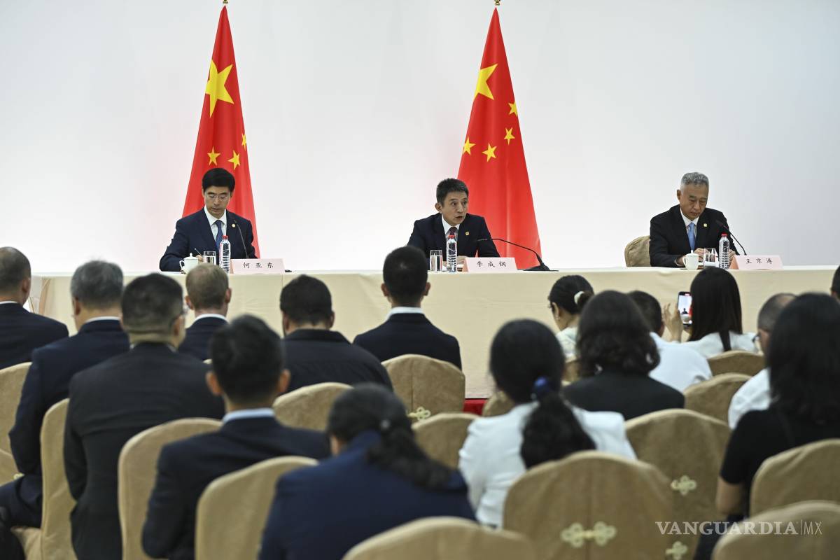 $!El viceministro de Comercio chino, Li Chenggang (c), en la rueda de prensa en la que confirmó el acuerdo alcanzado con Estados Unidos sobre TikTok.