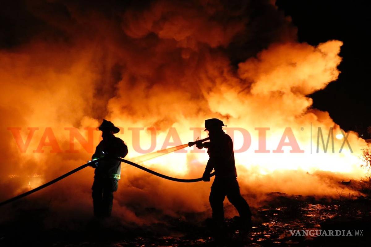 Impactantes imágenes del fuerte incendio en terreno de la colonia San Isidro en Saltillo