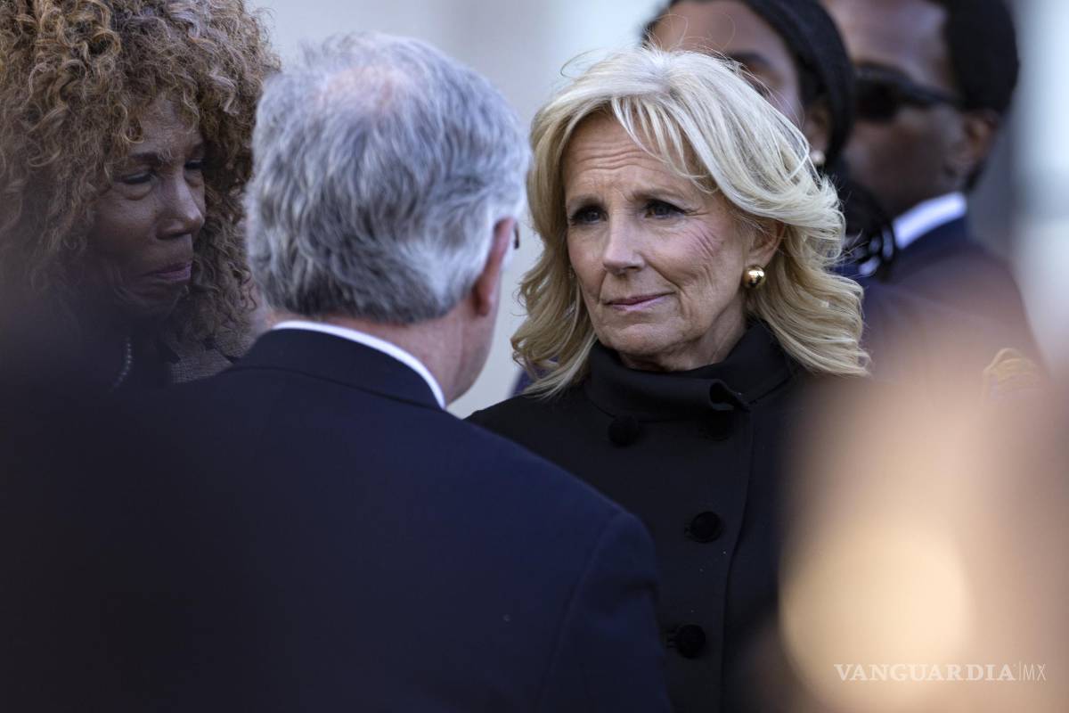 $!La primera dama, la Dra. Jill Biden, escucha al alcalde de Nashville, John Cooper, durante una vigilia celebrada por las víctimas del tiroteo en The Covenant School.