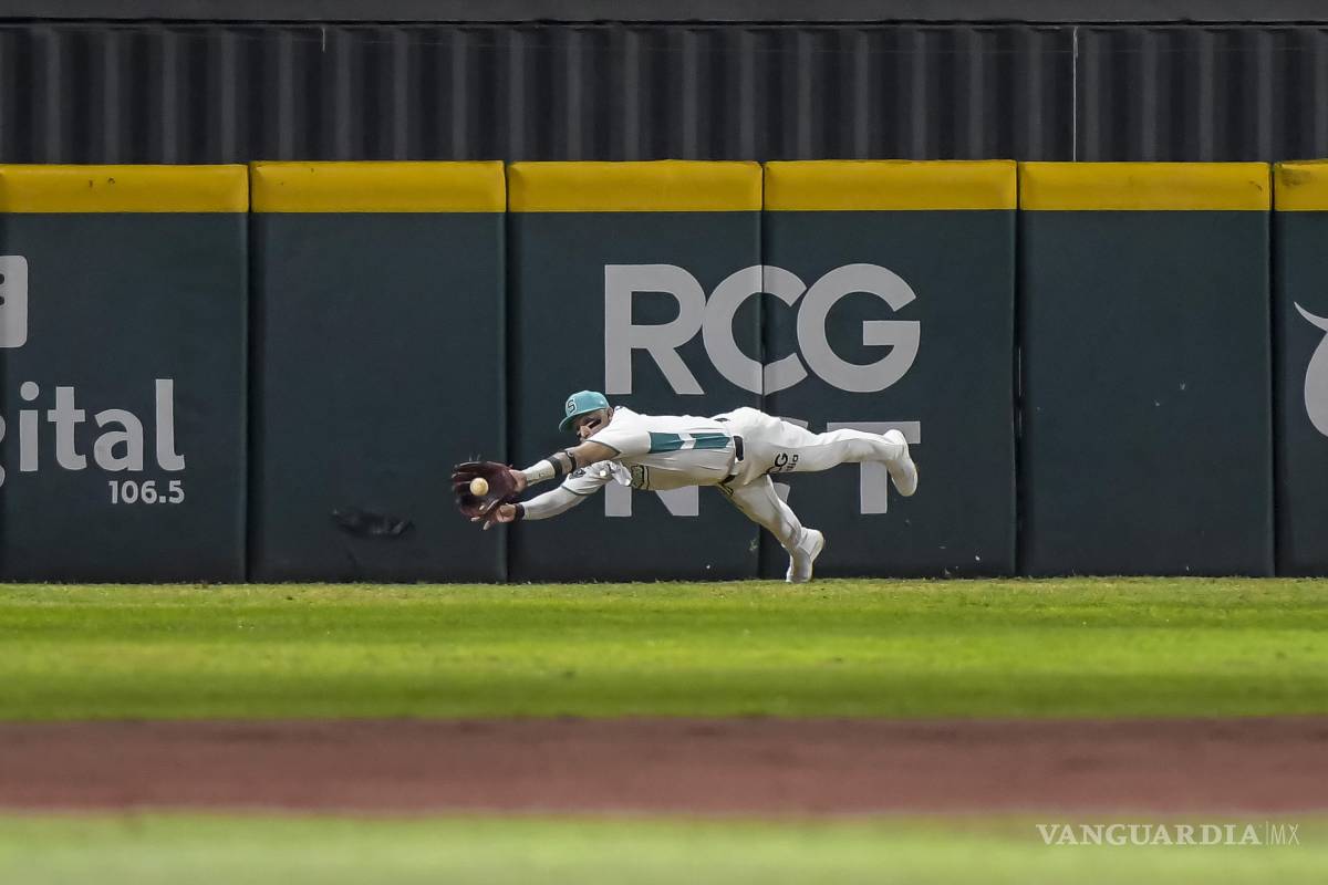 $!Saraperos de Saltillo venció 12-11 a Rieleros de Aguascalientes en un juego de volteretas que se extendió a entradas extra en el Estadio Francisco I. Madero.