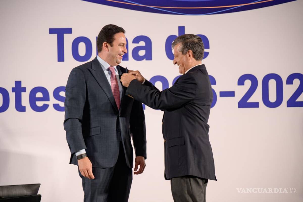 $!El Club Rotario Valle Arizpe entregó al presidente municipal el reconocimiento Paul Harris como amigo honorario.