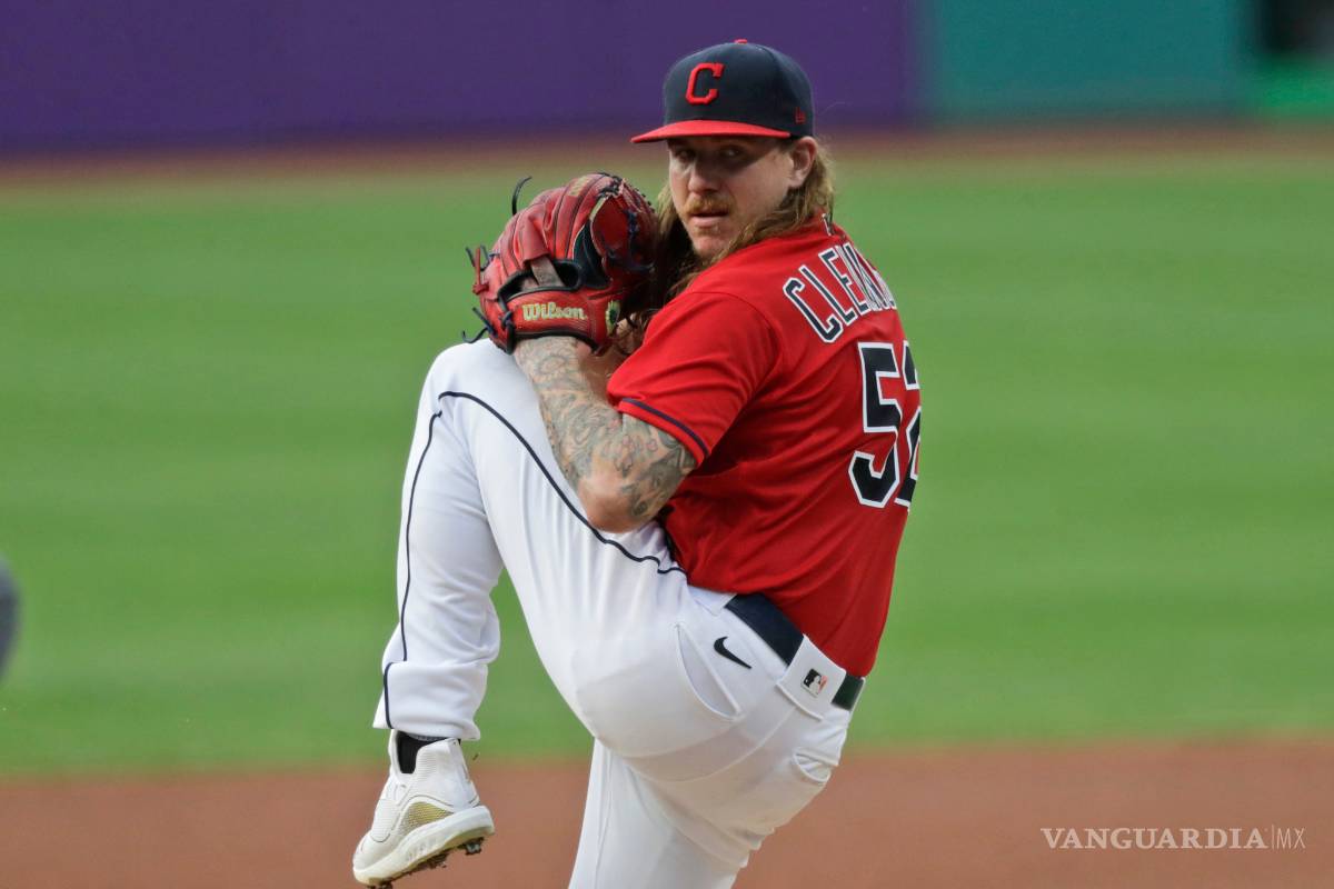 Padres adquieren al pitcher derecho Mike Clevinger de los Indios