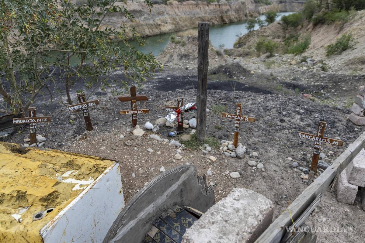 $!Las siete cruces con los nombres de los mineros muertos, son custodiadas por un cerco de muebles viejos, un carrete, palos. Al fondo se halla el tajo donde murieron, un tajo anegado.
