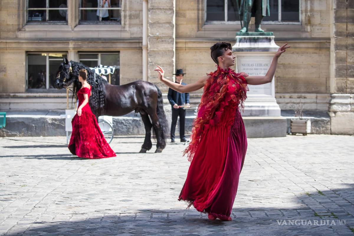 $!Una modelo presenta una creación de la colección de Otoño/Invierno 2022/23 del diseñador francés Franck Sorbier durante la Semana de la Moda de París, en París.