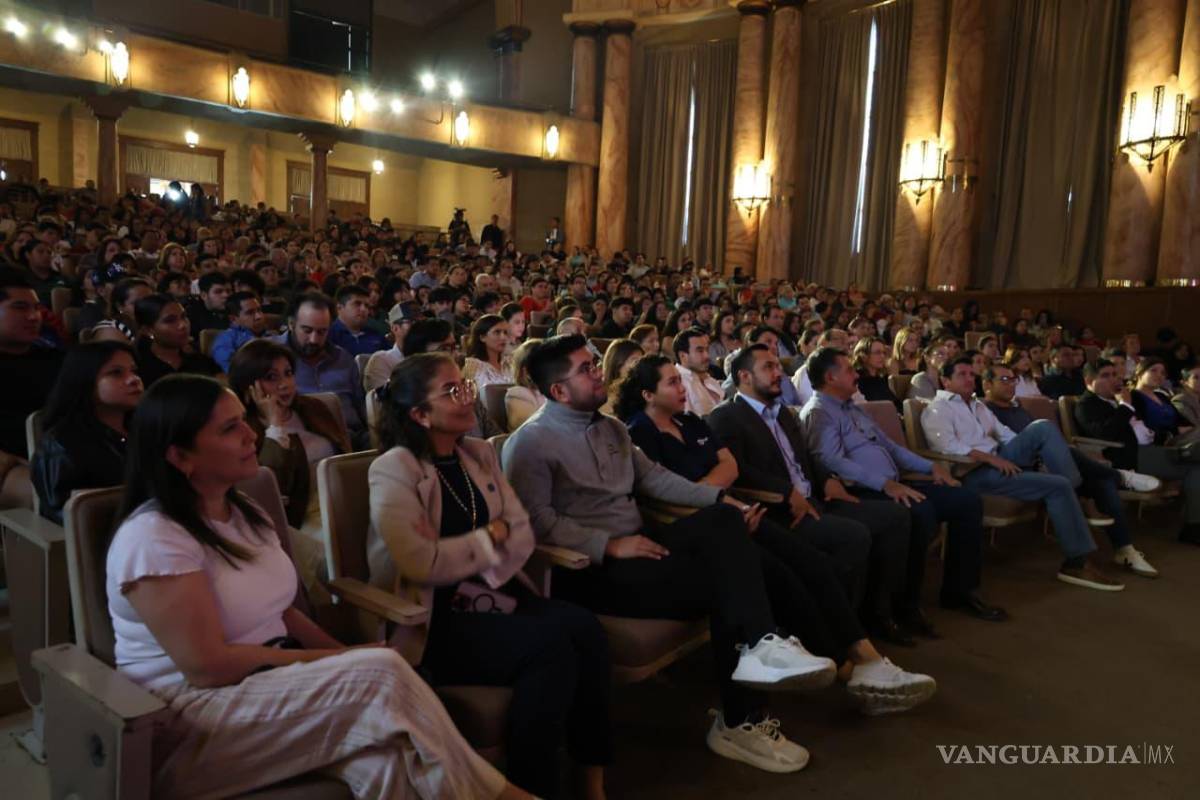 $!El evento contó con la presencia de autoridades y académicos, entre ellos Nayeli Mery González, directora del Ateneo Fuente de la UAdeC, y Roberto Cárdenas Zavala, director del DIF Saltillo.