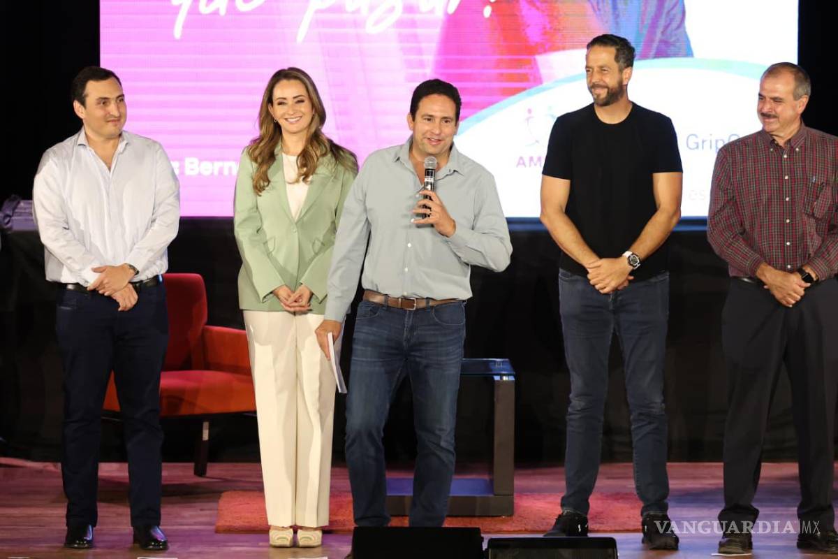 $!El alcalde Javier Díaz González y Luly López Naranjo, presidenta honoraria del DIF Saltillo, entregaron un reconocimiento al conferencista por su labor en favor de la salud mental.