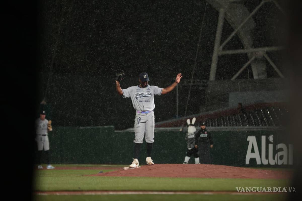 $!La lluvia obligó a detener el tercer juego de la serie cuando Saraperos mantenía ventaja de 5-1 sobre Sultanes.