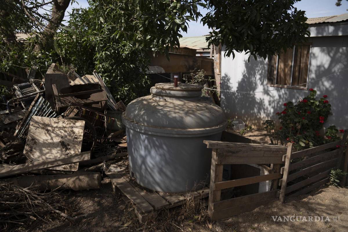 $!Fotografía de un estanque de agua en una casa sin acceso a agua potable, el 11 de abril de 2024, en el Campamento Parcela 11 de Forestal Alto en Viña del Mar, Chile.