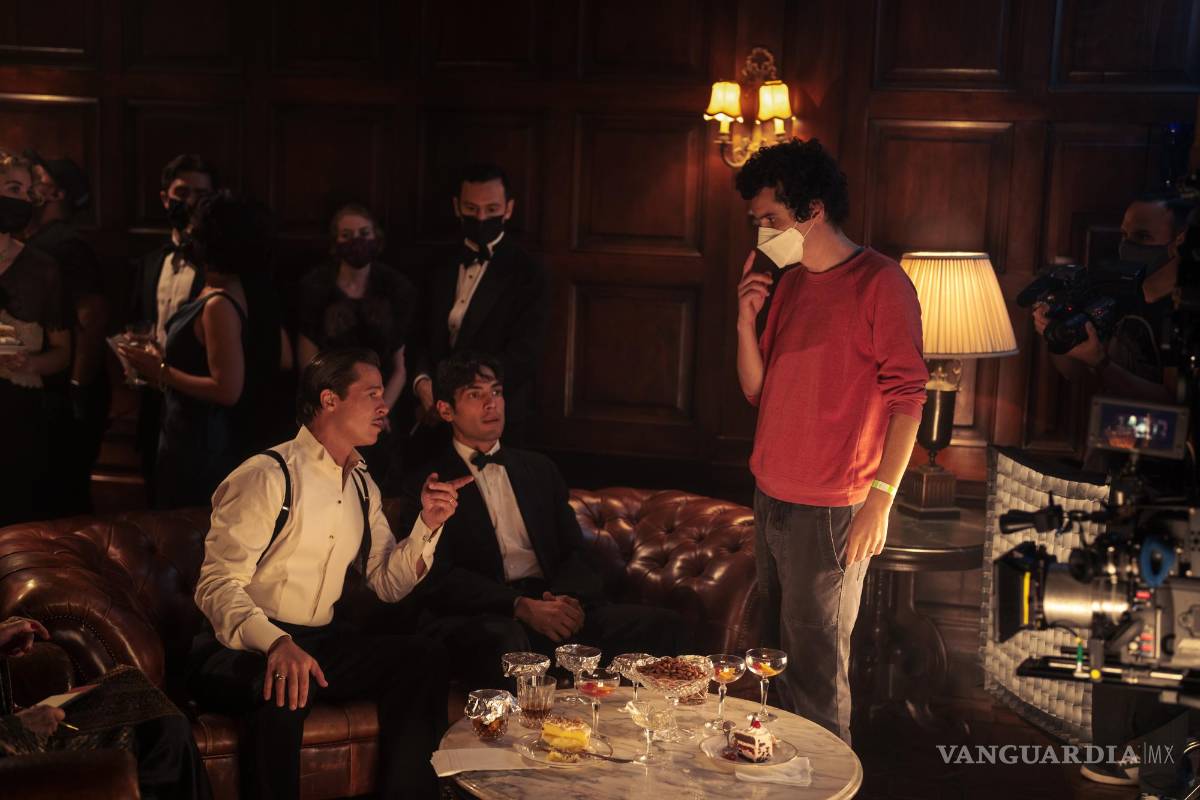 $!Brad Pitt, Diego Calva y el irector Damien Chazelle en el set de Babylon.