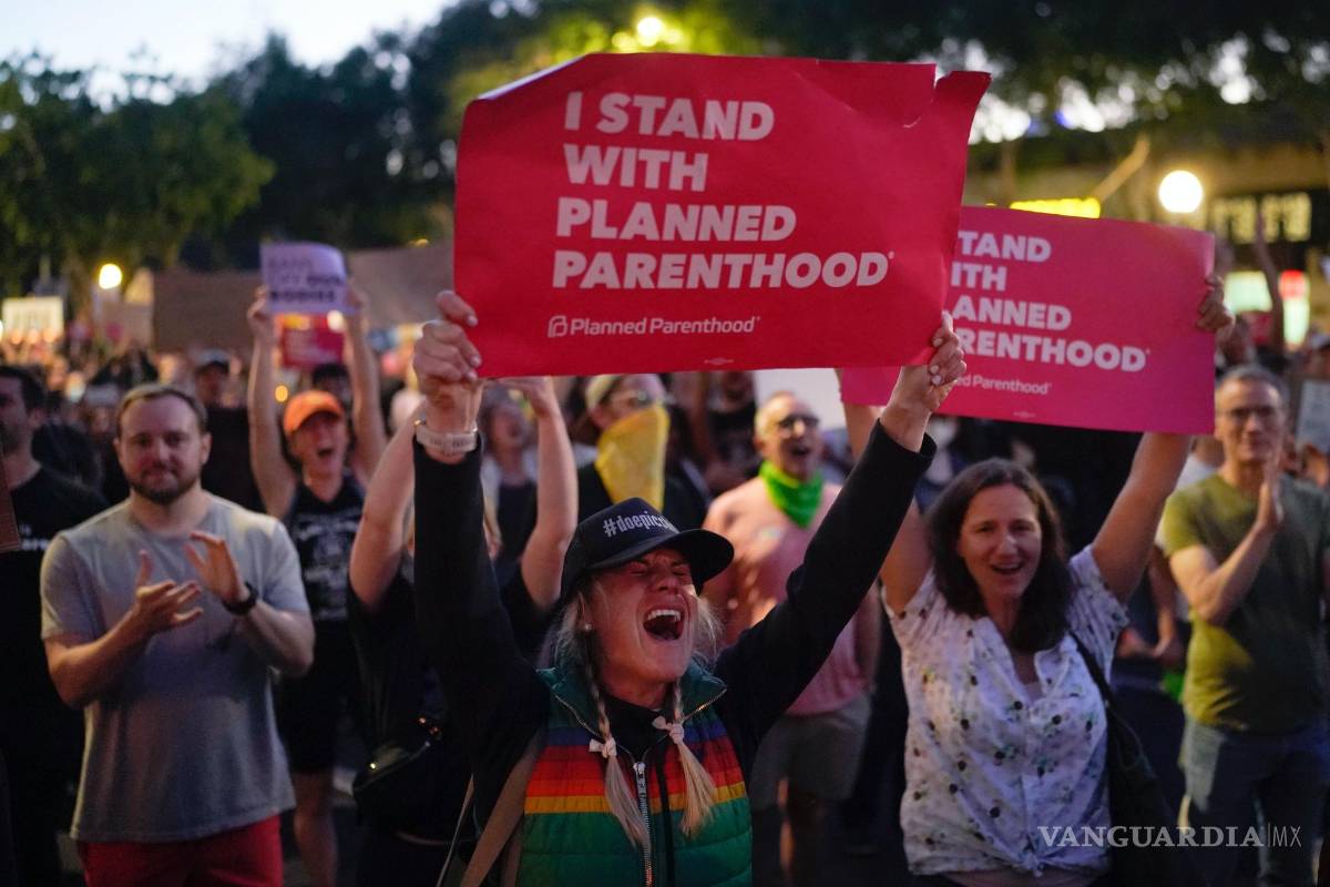 $!Los partidarios del derecho al aborto corean consignas frente a una clínica de Planned Parenthood durante una protesta en West Hollywood, California.