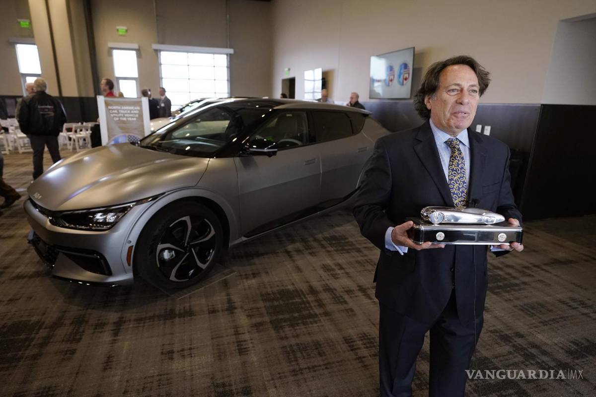 $!Steven Center, director de operaciones de Kia America, junto al vehículo Kia EV6 del fabricante de automóviles en el club automovilístico M1 Concourse.