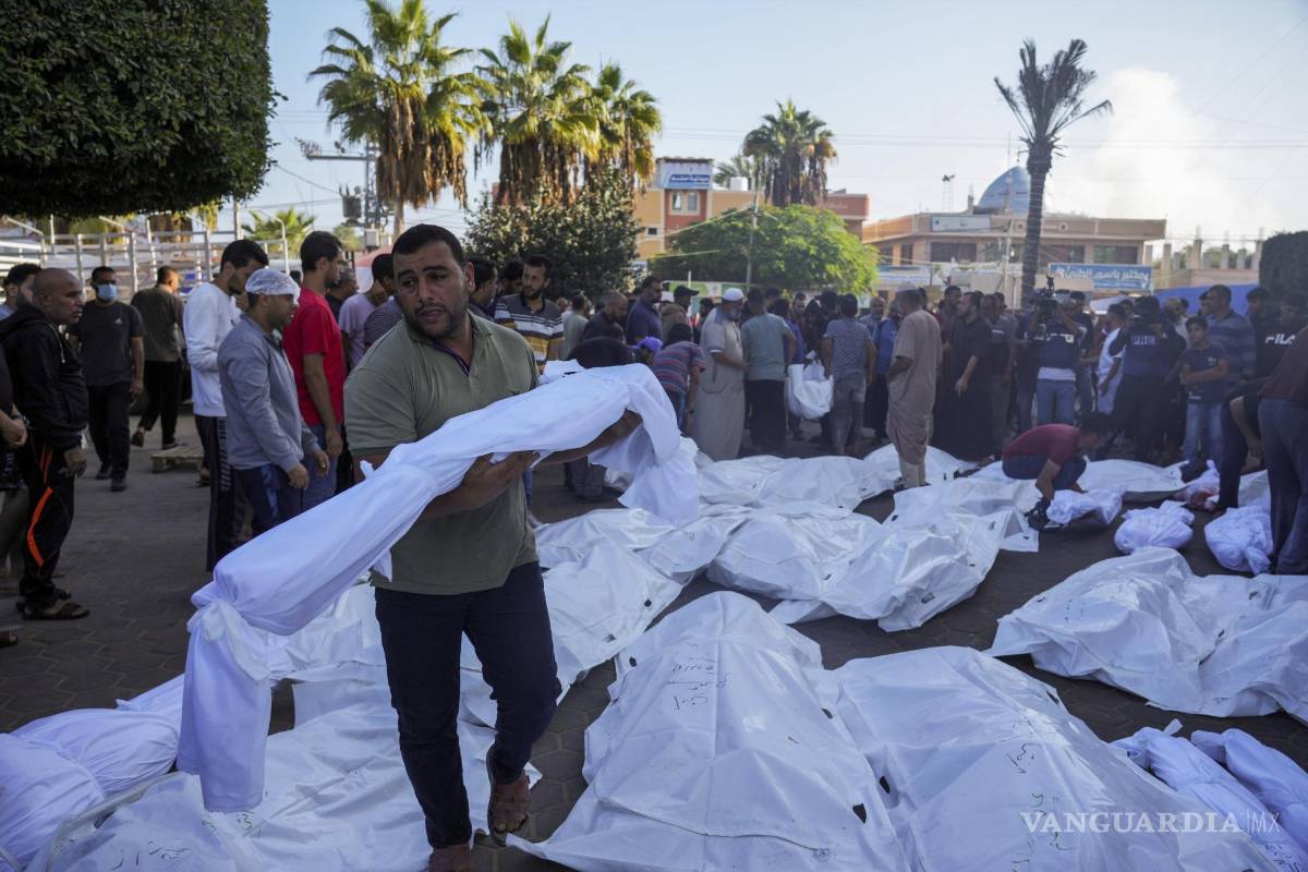 $!En la morgue de Deir al Balah, cientos de palestinos lloran por sus familiares muertos en los ataques israelíes.