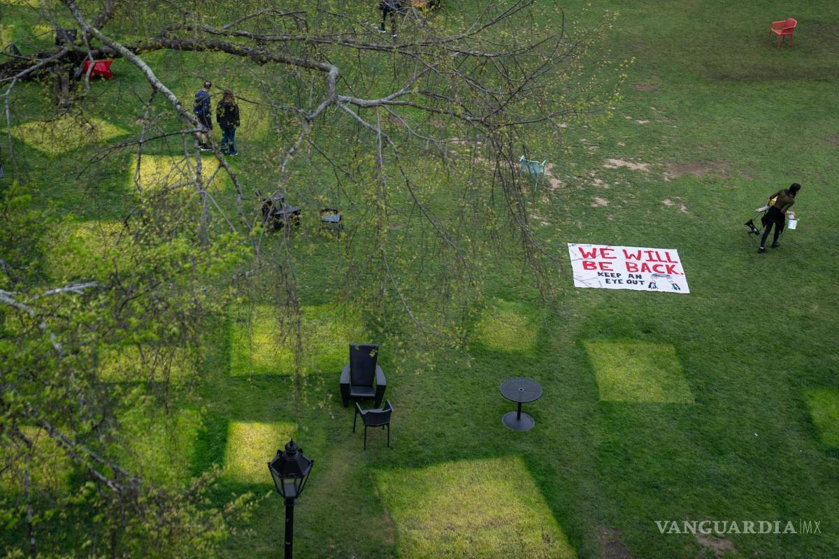 $!Los cuadrados marcan donde alguna vez estuvieron tiendas de campaña después de que un campamento propalestino fuera derribado en la Universidad de Brown.