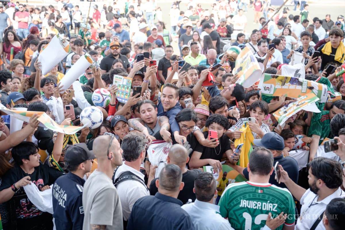 $!El exfutbolista convivió con los asistentes y dejó abierta la posibilidad de regresar a Saltillo para impulsar proyectos de la Fundación Real Madrid.
