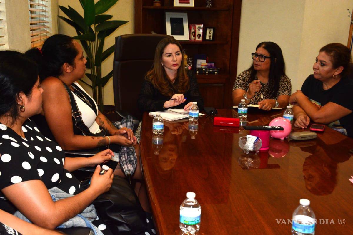 $!La protesta concluyó con la entrega de peticiones a la fiscal de las Mujeres, Katy Salinas, quien recibió a las manifestantes.