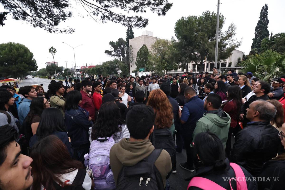 $!Estudiantes del Tec Saltillo mantienen bloqueado el bulevar Venustiano Carranza tras dos reuniones sin acuerdos para liberar la vialidad.
