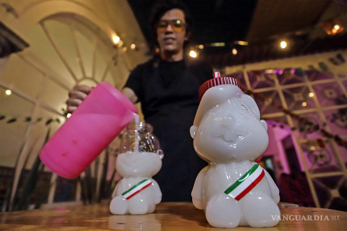 $!La pulquería Calavera Coyote en el estado de Puebla causa sensación por vender los 'AMLitros' con cerveza o pulque.