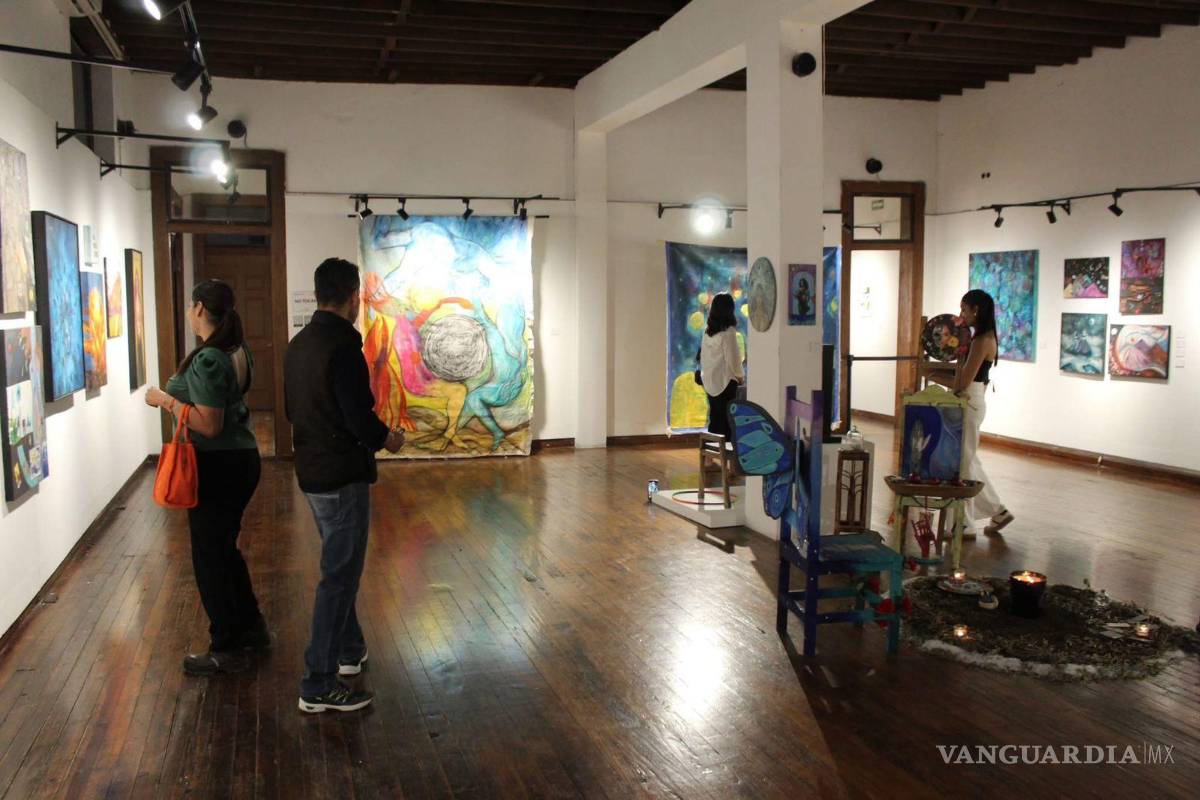 $!Visitantes recorren las salas del Museo Casa del Cerro, donde se exhiben obras que dialogan con la identidad lagunera.