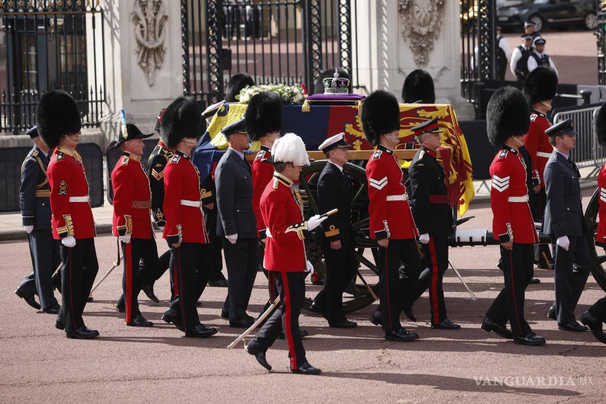 $!El ataúd con el cuerpo de la Reina Isabel II, envuelto en el estandarte real con la Corona del Estado Imperial en la parte superior.