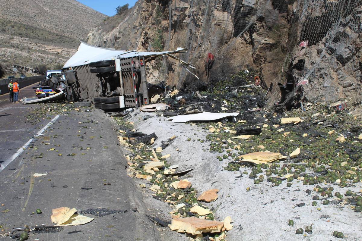 Vuelca trailero y tira más de 20 toneladas de aguacate en Arteaga