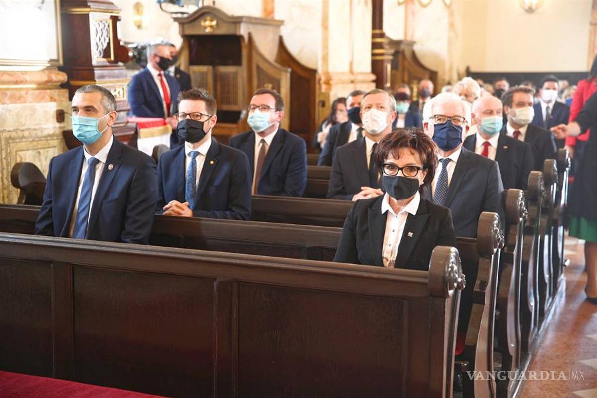 $!Polonia rinde un homenaje a Juan Pablo II con fieles respetando la sana la distancia por la pandemia del coronavirus