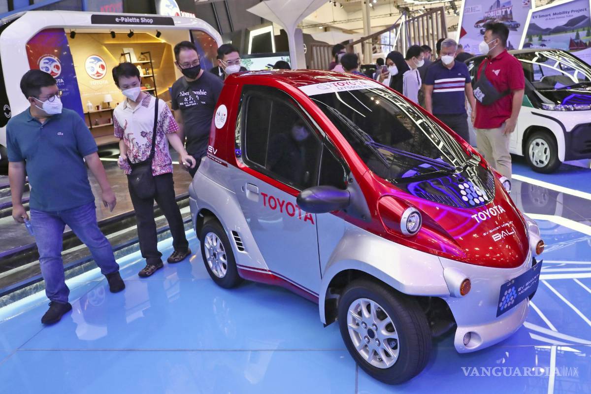 $!Los visitantes examinan un automóvil eléctrico Toyota durante un salón del automóvil organizado por la Asociación de Industrias Automotrices de Indonesia (GAIKINDO) y titulado GAIKINDO Indonesia International Auto Show (GIIAS), en Tangerang, Indonesia. AP/Tatan Syuflana