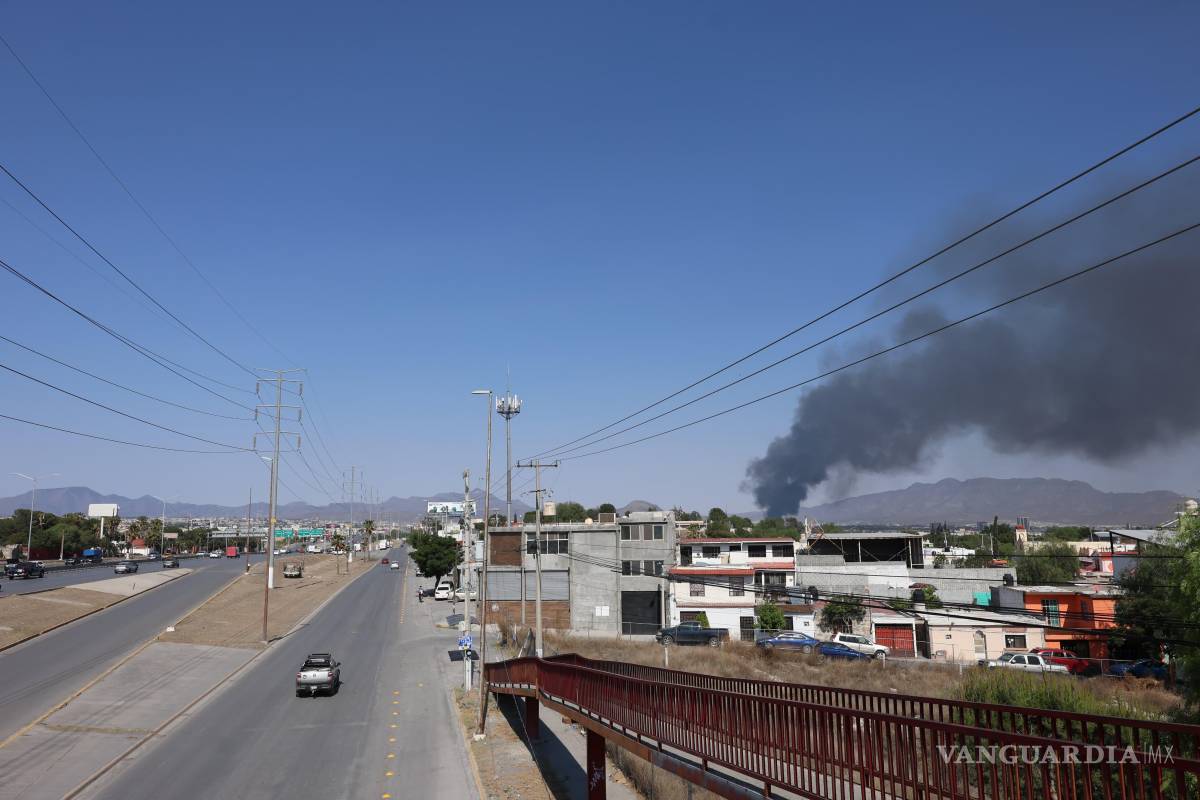 $!El incendio inició cerca de las 08:00 horas y rápidamente se extendió por el material combustible acumulado.
