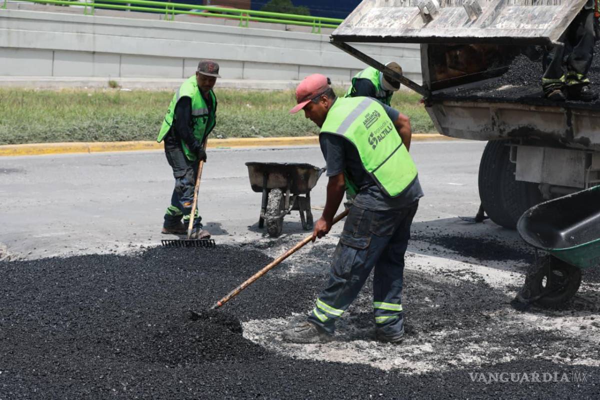 $!Personal municipal trabaja en la rehabilitación de la superficie como parte de las labores de mantenimiento de infraestructura urbana.