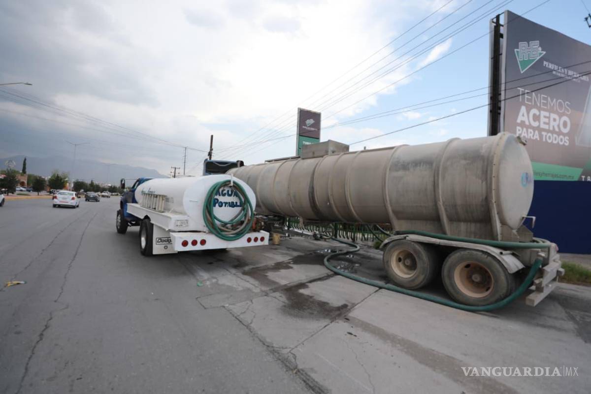 $!El operativo de abastecimiento se mantiene este domingo con 37 pipas distribuidas en las colonias que presentan afectaciones en el suministro de agua.