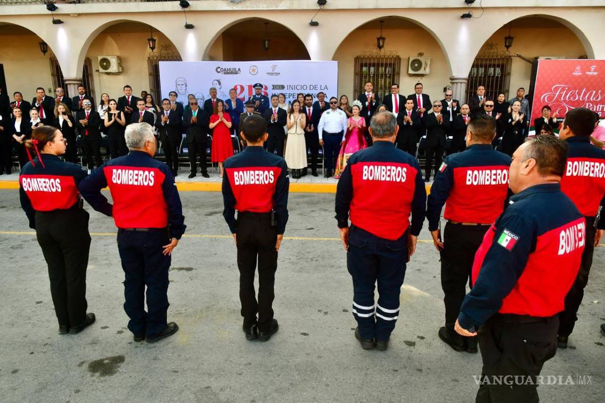 $!Elementos de Bomberos participaron en el desfile conmemorativo por el 216 aniversario del inicio de la Independencia de México en Frontera.
