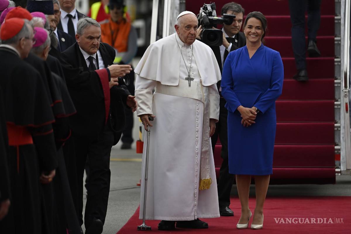 $!El papa Francisco es recibido por la presidenta de Hungría Katalin Novak en Budapest.