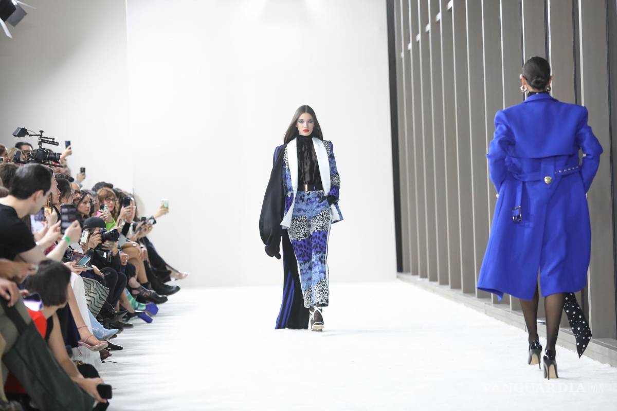 $!Modelos lucen creaciones del diseñador mexicano Alfredo Martínez en el segundo día de actividades del Mercedes-Benz Fashion Week, en Ciudad de México.