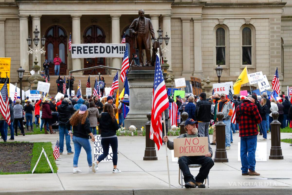 Protestan manifestantes armados en Capitolio en Michigan contra confinamiento