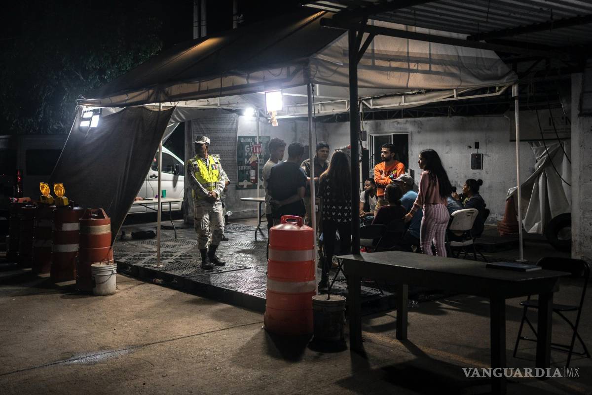$!Fabiana Bellizar, migrante venezolana, es detenida junto a otros migrantes tras ser bajada de un autobús, en un control migratorio en La Venta, México.