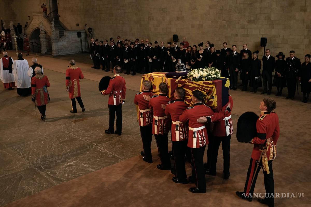 $!El ataúd de la reina Isabel II se lleva dentro de Westminster Hall en Londres.