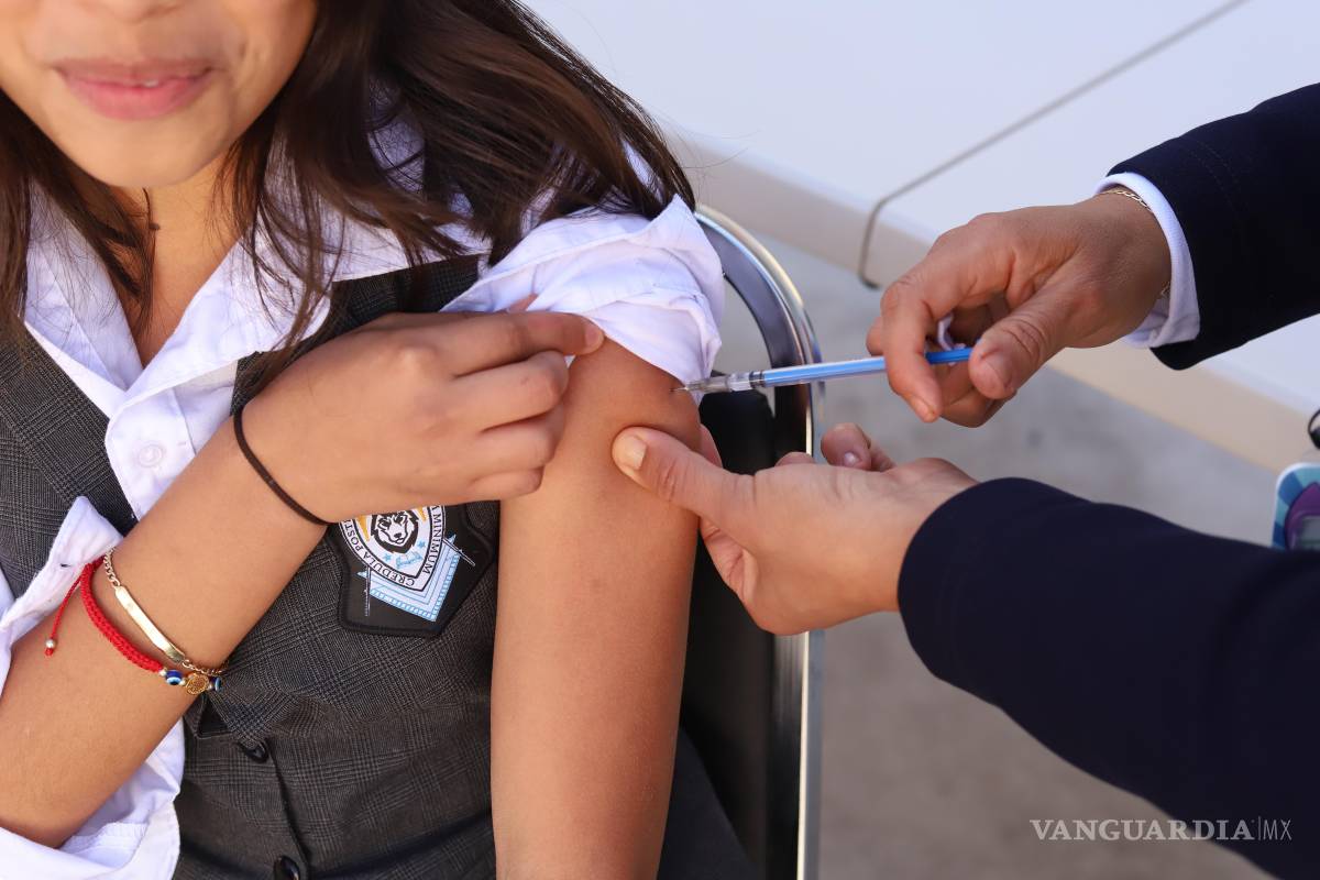 $!En el marco de los festejos del Día de la Bandera, se puso en marcha la campaña “Vacúnate en tu escuela”.