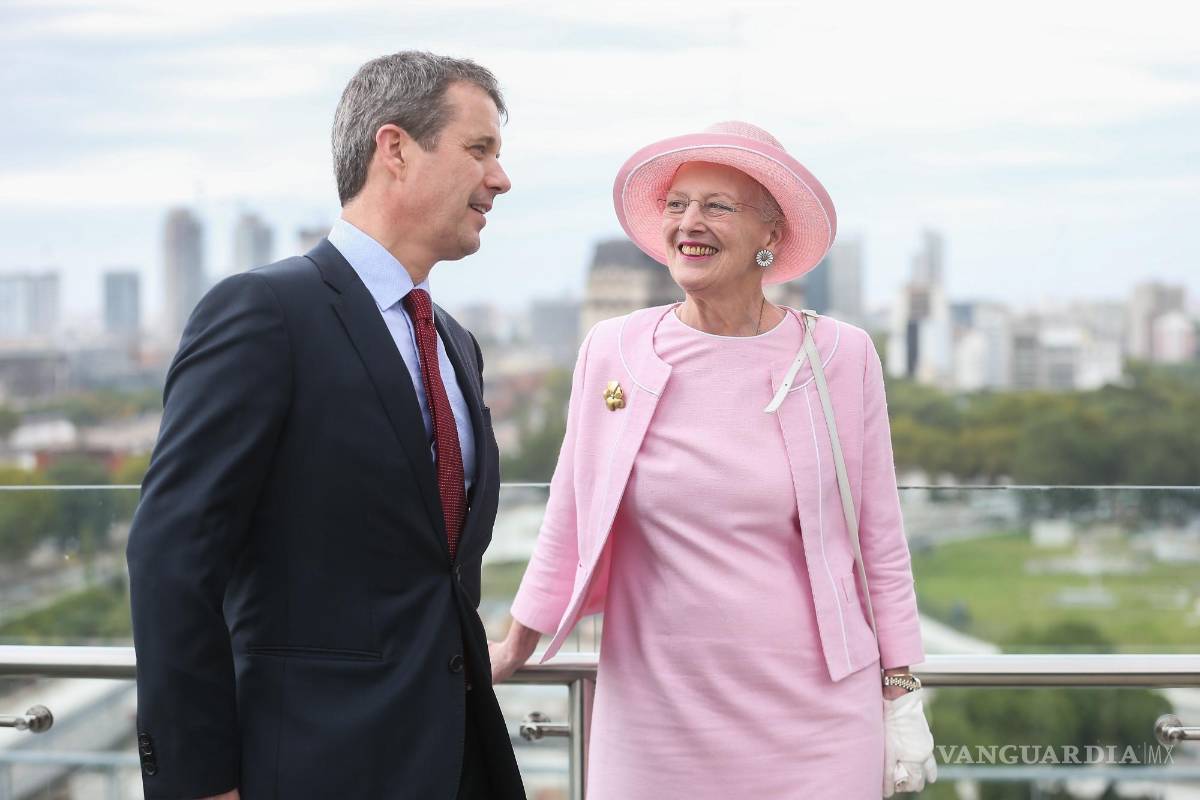 $!La reina de Dinamarca, Margarita II (d), junto a su hijo, Federico (i). EFE/Juan Ignacio Roncoroni