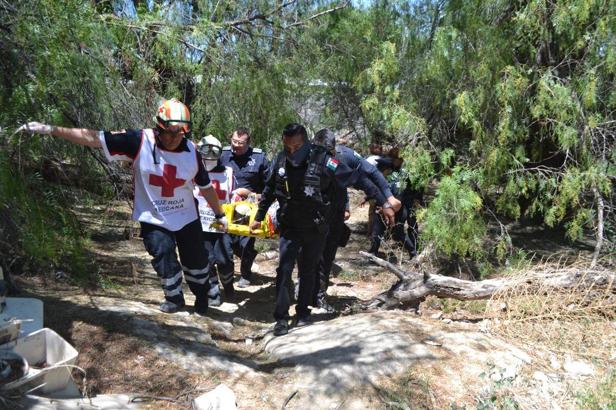 $!Pierde pisada y cae dentro de una noria, termina hospitalizada