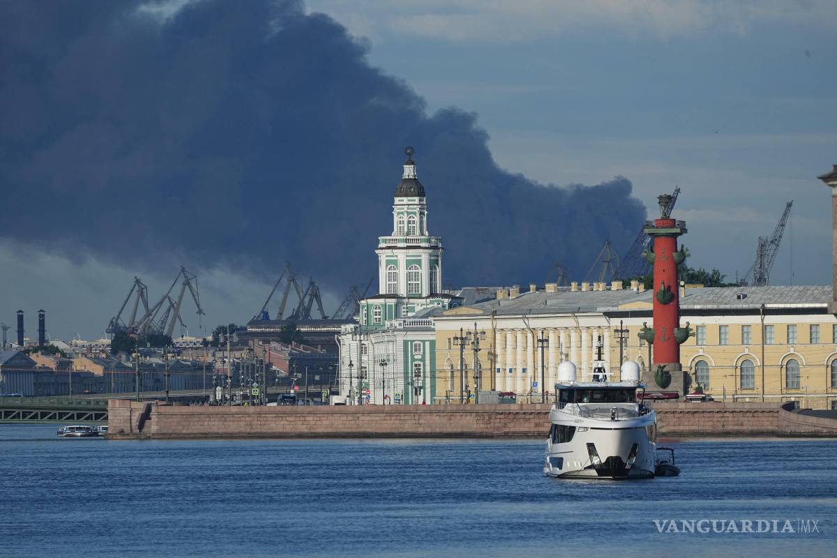 $!na columna de humo negro se observa sobre el puerto de San Petersburgo, Rusia, el miércoles 3 de junio de 2026, tras un ataque con drones ucranianos.