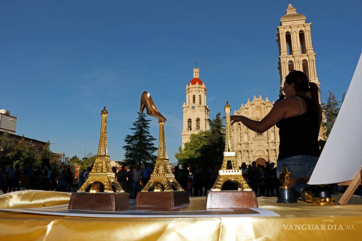 $!Apoyan en Saltillo a transgénero con carrera en tacones