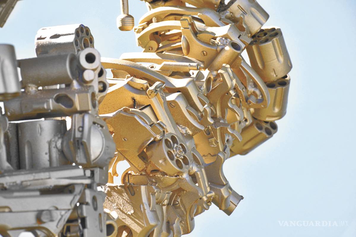 $!El hombre que convierte armas en arte